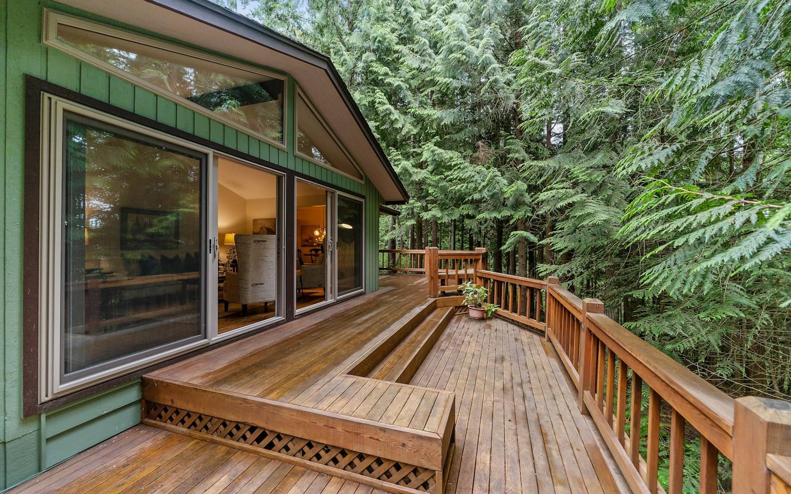 Custom wood deck built by Redline Fences in the Dayton area